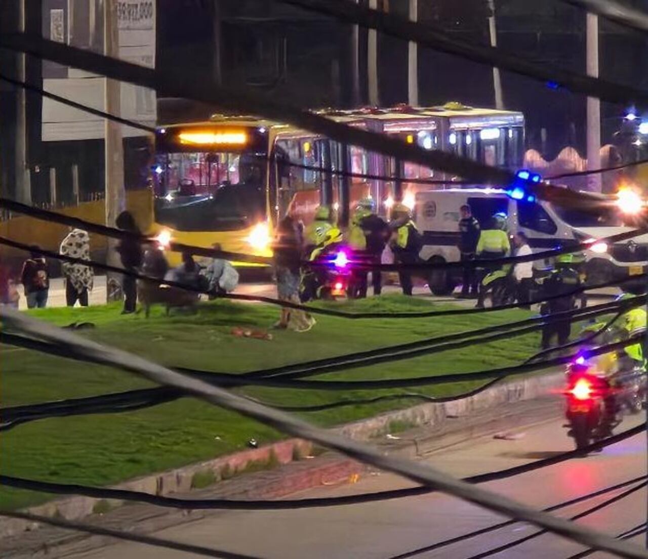 La explosión, que se cree fue causada por una granada, ocurrió poco antes de las 10:00 p. m.