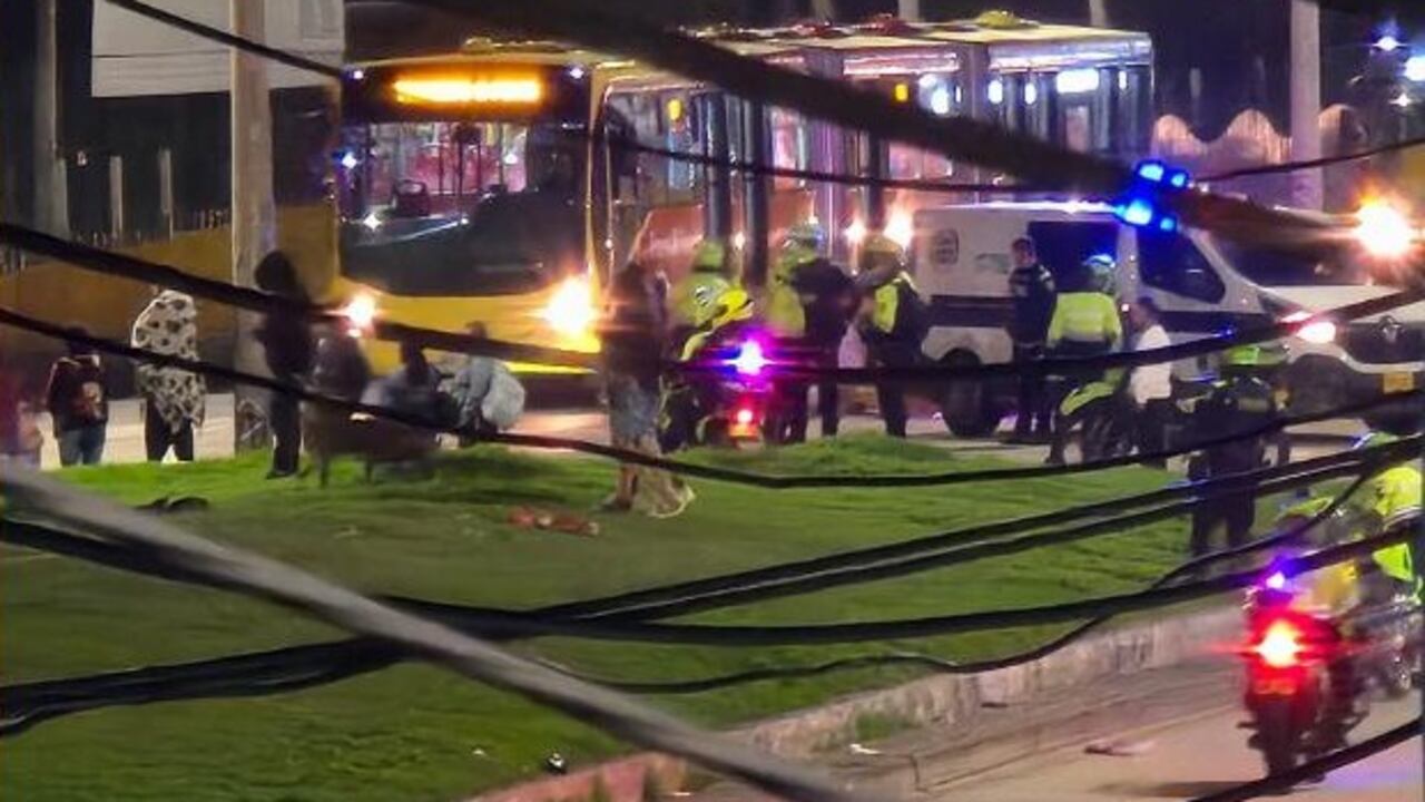 La explosión, que se cree fue causada por una granada, ocurrió poco antes de las 10 p. m.