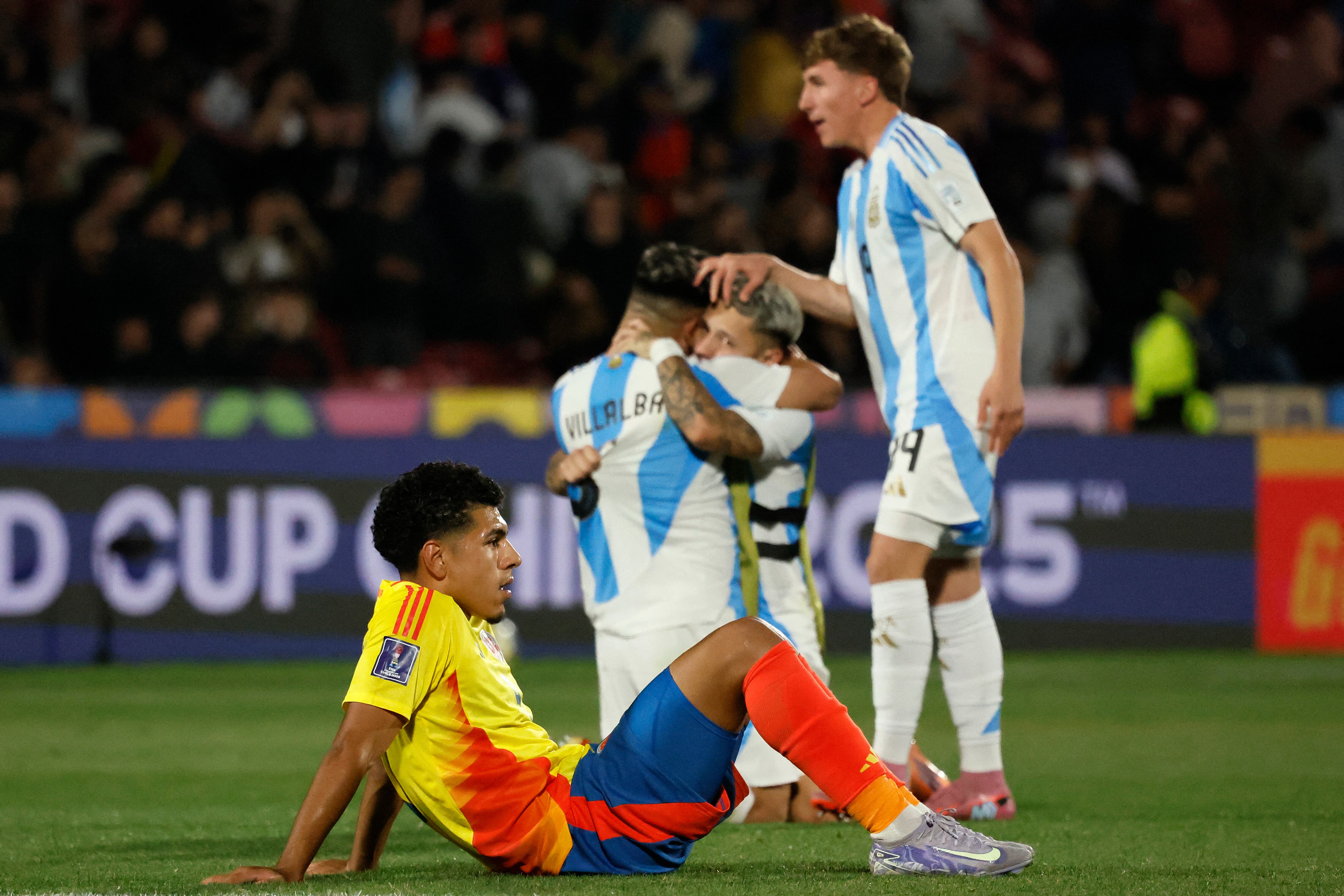 Emilio Aristizabal se lamenta mientras los de Argentina celebran su paso a la final del Mundial Sub-20