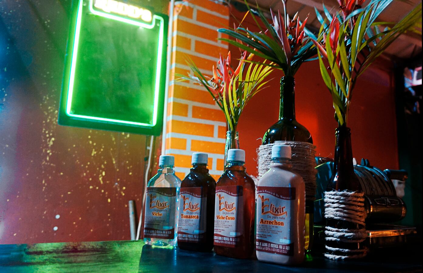 El viche es la base para la creación de los demás licores tradicionales del pacífico.