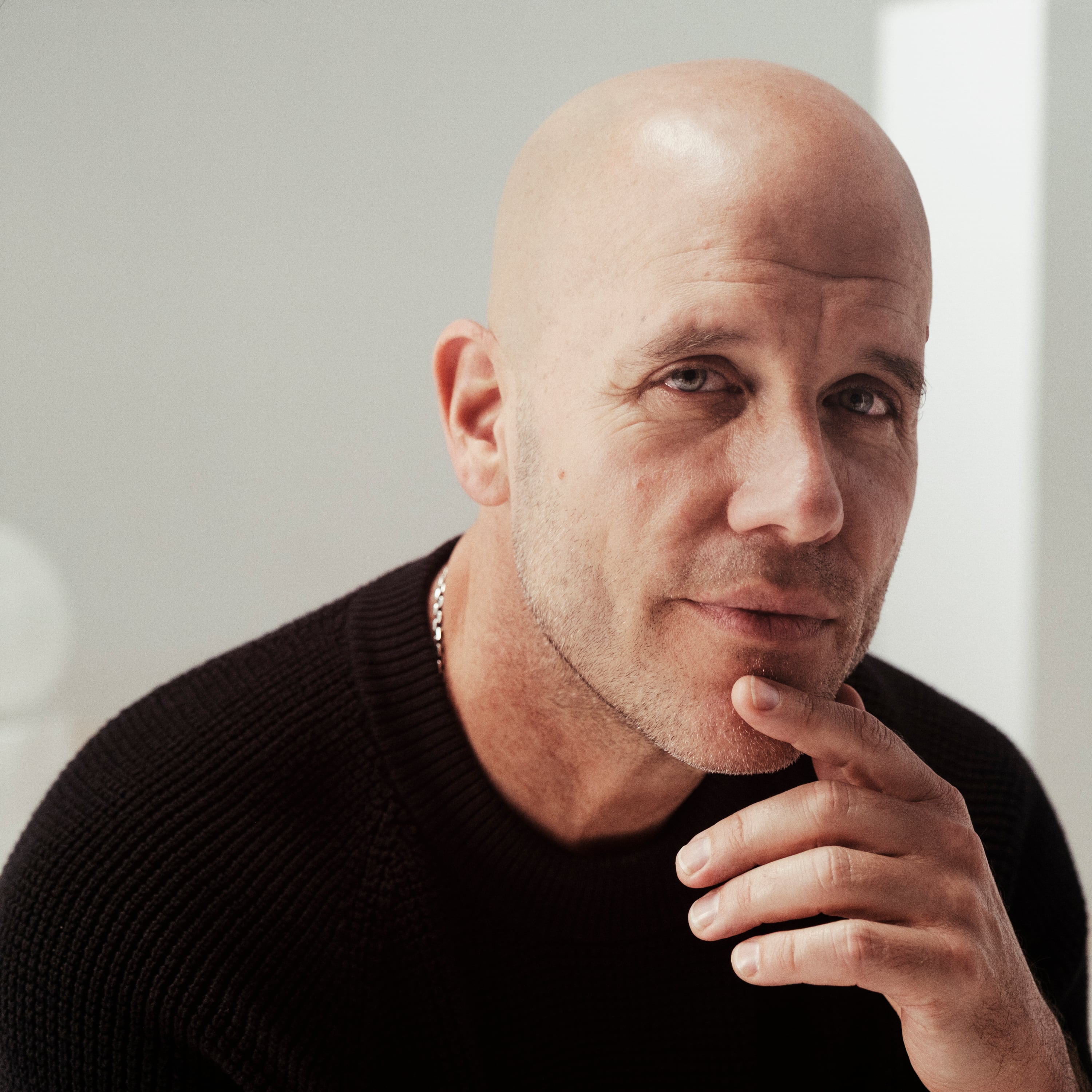 Después de más de tres décadas construyendo una de las carreras más sólidas y trascendentes de la música en español, GianMarco vuelve a sorprender. El cantautor peruano, ganador de múltiples Latin GRAMMY, presenta ‘Nunca Más’, el primer adelanto de Bajo la Manga, un proyecto que marca el inicio de una nueva etapa artística y creativa. SEMANA habló con él.