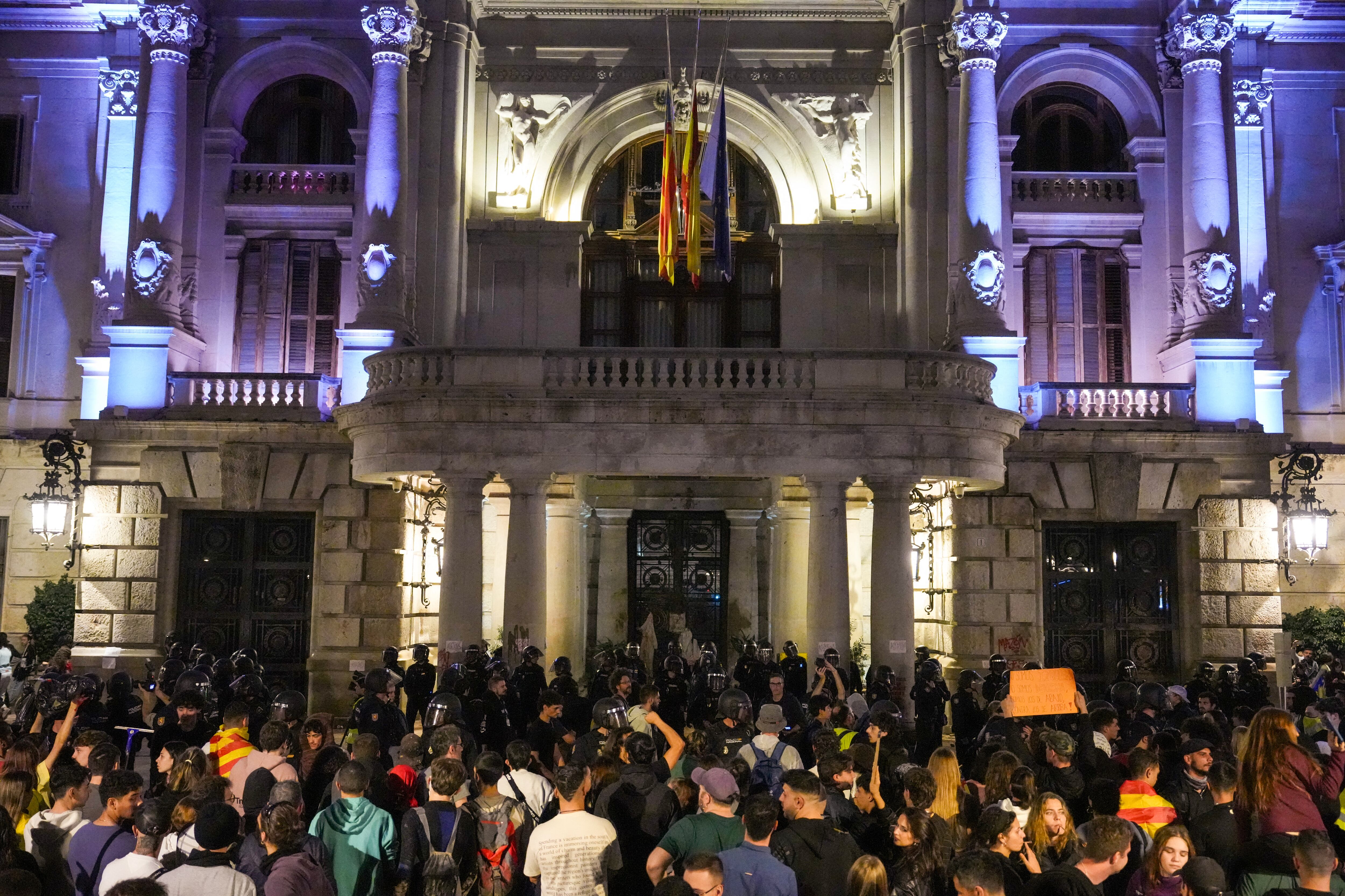 Los manifestantes se reúnen frente al ayuntamiento y se enfrentan a la policía durante una manifestación para exigir la dimisión del presidente regional de Valencia, Carlos Mazón, en Valencia el 9 de noviembre de 2024.