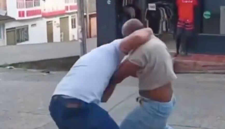 Instante de la pelea entre el concejal y el funcionario de la Alcaldía de Patía, Cauca.