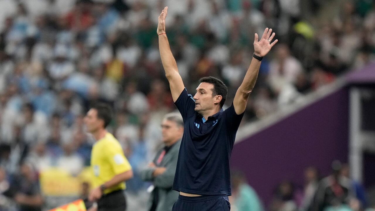 El entrenador en jefe de Argentina, Lionel Scaloni, gesticula durante el partido de fútbol del grupo C de la Copa Mundial entre Argentina y México, en el Estadio Lusail en Lusail, Qatar, el sábado 26 de noviembre de 2022. (AP Photo/Moises Castillo)