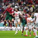 El portugués Cristiano Ronaldo, a la izquierda, y el suizo Ricardo Rodríguez lanzan un cabezazo durante el partido de fútbol de los octavos de final de la Copa Mundial entre Portugal y Suiza, en el Estadio Lusail en Lusail, Qatar, el martes 6 de diciembre de 2022.