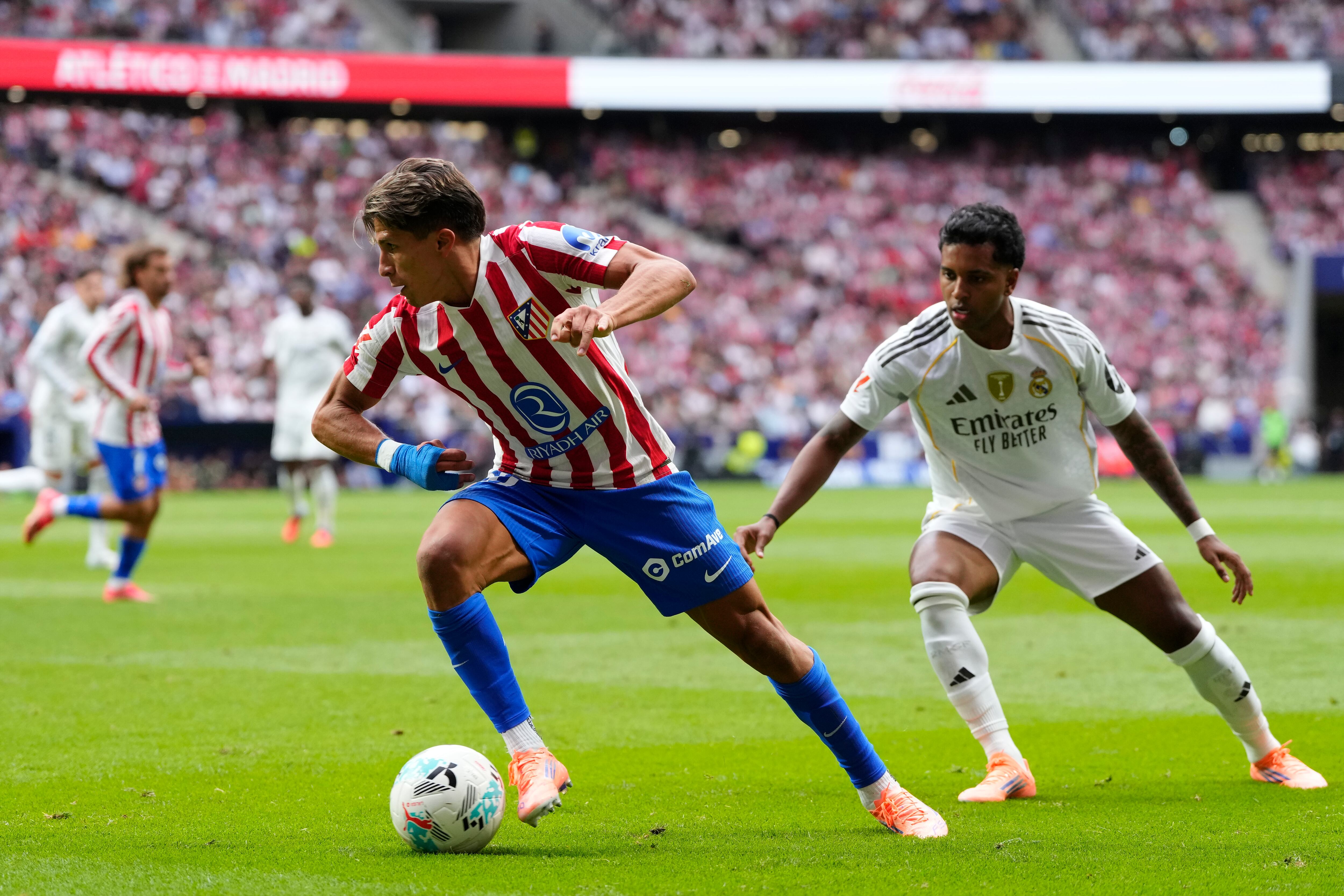 Giuliano Simeone centre-forward of Atletico de Madrid and Argentina and Rodrygo Goes right winger of Real Madrid and Brazil compete for the ball during the LaLiga EA Sports match between Atletico de Madrid and Real Madrid CF at Riyadh Air Metropolitano on September 27, 2025 in Madrid, Spain. (Photo by Jose Breton/Pics Action/NurPhoto via Getty Images)