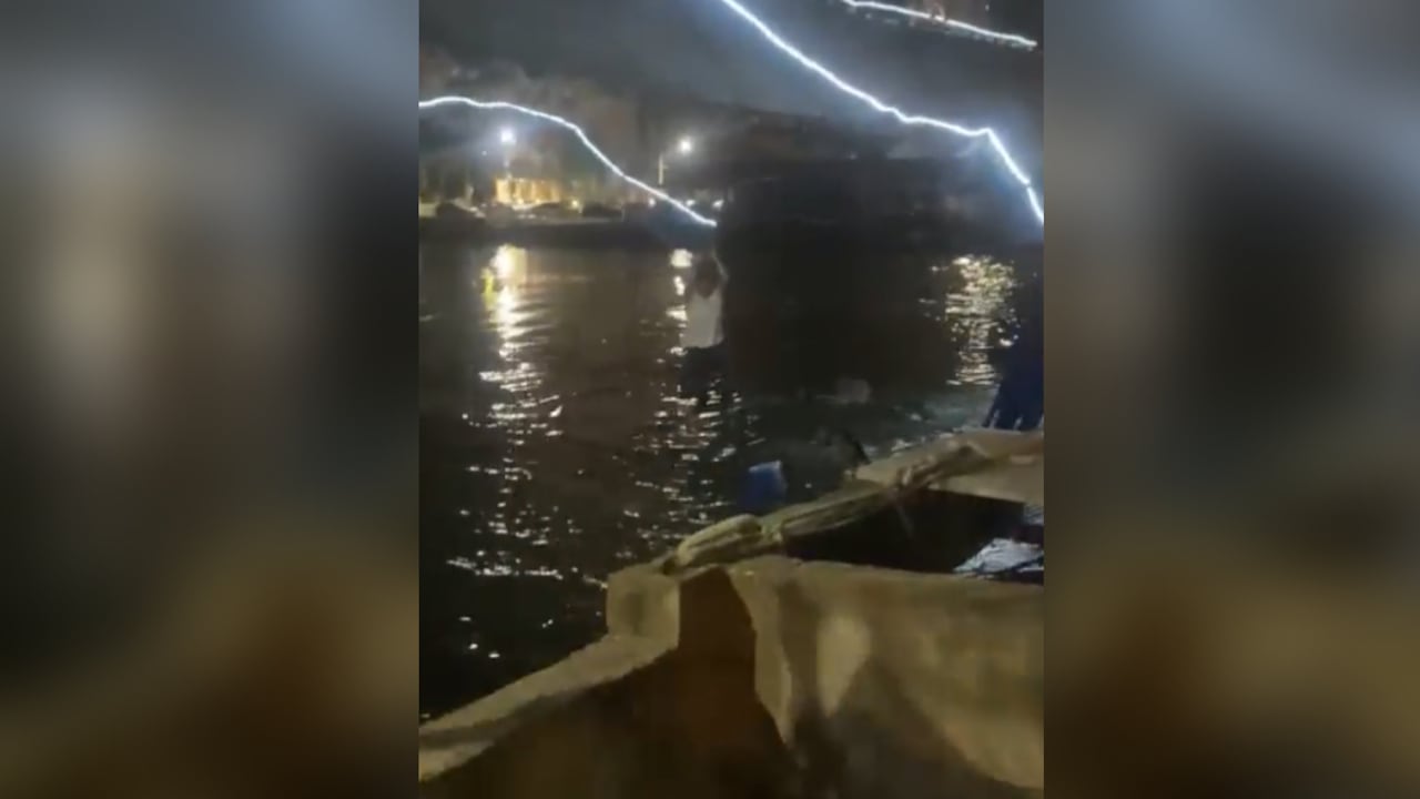 Autoridades afirman que la estructura del paso colgante estaba en optimas condiciones, no obstante, el puente se cayó por exceso de afluencia.