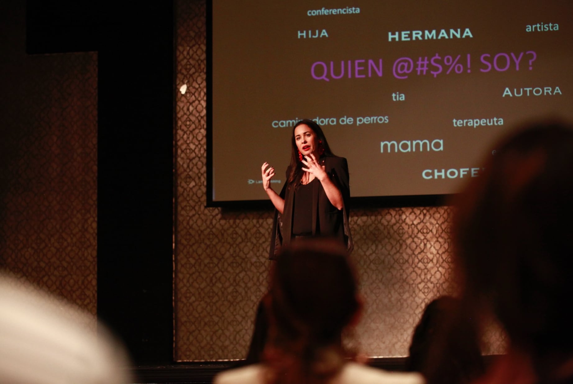 Jael Toledo, la psicoterapeuta y especialista en identidad femenina, visitó Colombia este 14 de mayo para una conferencia sobre la maternidad real vs. la idealizada, la presión de ser “la mamá perfecta”, salud mental femenina, relaciones madre-hija y cómo muchas mujeres sienten que perdieron su identidad después de ser mamás.