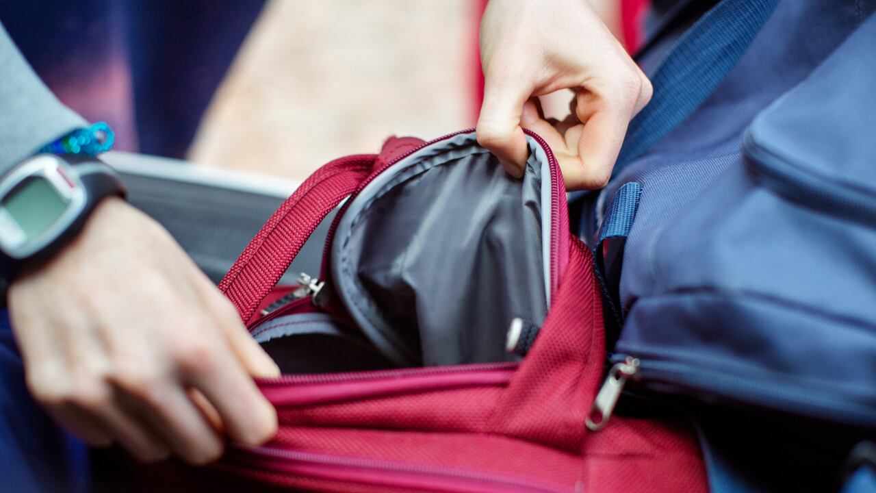 El artículo personal en un vuelo es un bolso pequeño o un morral que se puede llevar a bordo del avión sin tener que pagar.