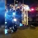 La ambulancia se chocó en plena autopista Simón Bolívar y terminó volcada. Las autoridades están investigando el hecho.