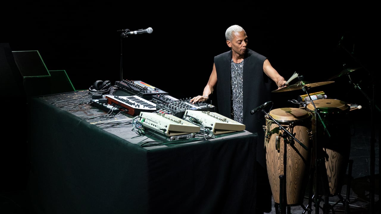 ‘Tomorrow Comes The Harvest’ fue concebido como una teoría musical y espiritual iniciada por Tony Allen y Jeff Mills. Allen ya no está en este plano, pero la idea aún cobra vida.