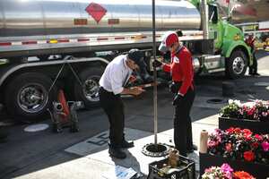 Desabastecimiento de gasolina en estaciones de servicio
por paro de transportadores y de camiones