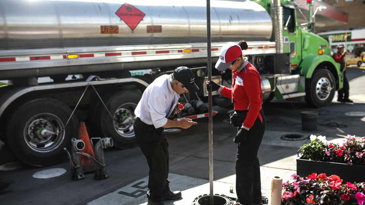 Desabastecimiento de gasolina en estaciones de servicio
por paro de transportadores y de camiones