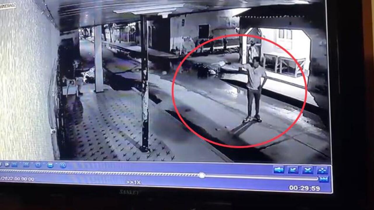 Momento en el que el concejal dispara hacia la vivienda del alcalde.