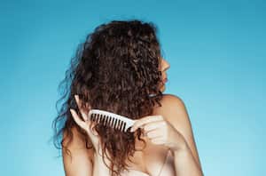 Se debe evitar maltratar el cabello.