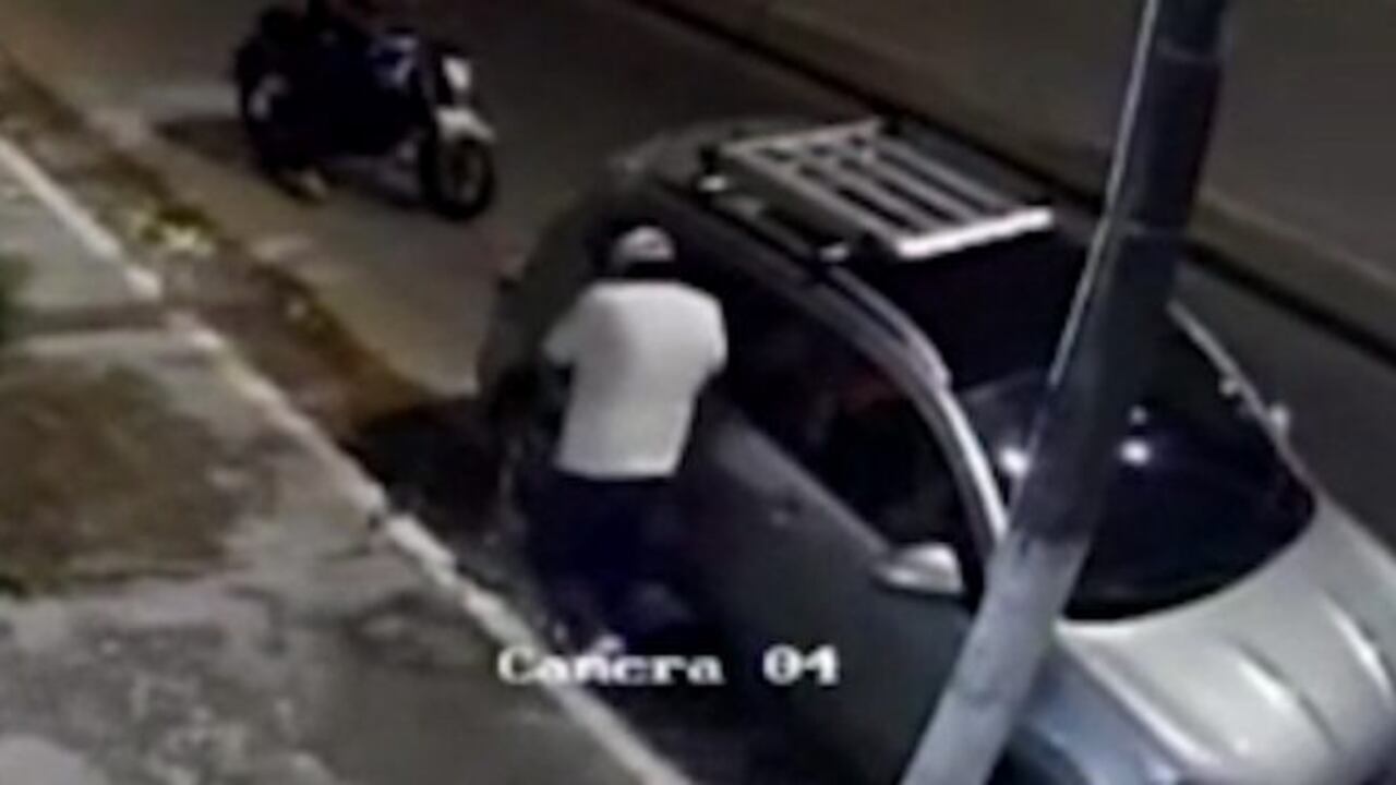 Los delincuentes lograron llevarse un bolso y objetos de valor.