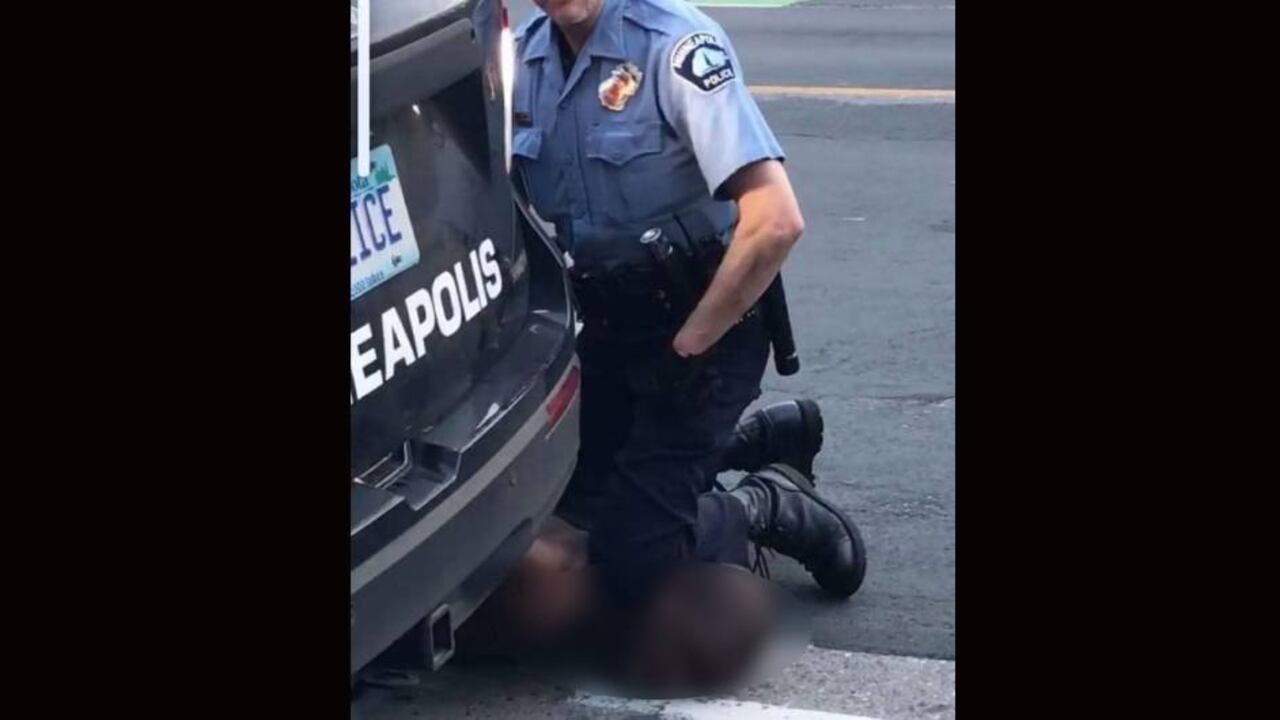 "Ya no respira, ya no se mueve, tome su pulso", decía quién grabó el video, mientras le rogaba al policía blanco y a su compañero que hicieran algo por estabilizar a Floyd.