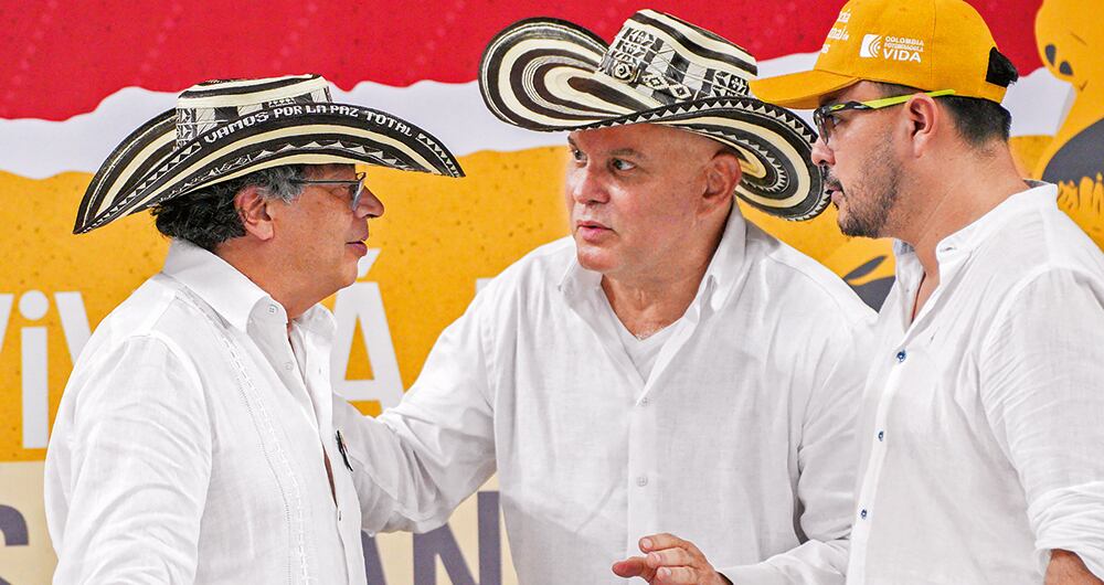   El presidente Gustavo Petro, el exparamilitar Salvatore Mancuso y el director de la ANT, Juan Felipe Harman, estuvieron en el ahora polémico evento de entrega de tierras.