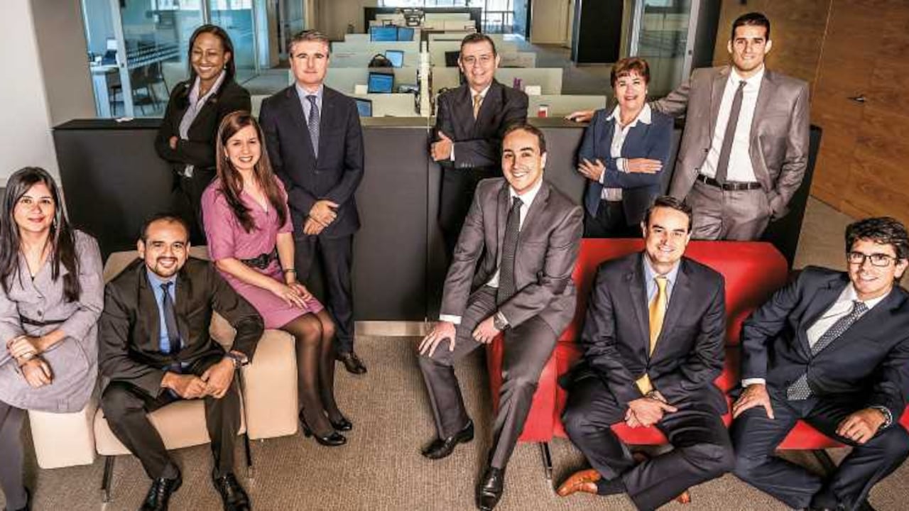 De izquierda a derecha: Catalina Hincapié, analista de Contabilidad; Carmelo Ospino, director de Contabilidad; Kenny Moreno, coordinadora de Reportes y Revelaciones; Gina Estrada, analista de Contabilidad; Ignacio Calle, hoy presidente de Sura Asset Management (antes, vicepresidente de Finanzas Corporativas de Grupo Sura); Luis Fernando Soto, gerente de Contabilidad; Juan Carlos Gómez, director de Relación con Inversionistas; Blanca Lucía Orozco, auxiliar contable; Federico Jaramillo, gerente de Tesorería; Ricardo Giraldo, analista de Consolidación y Reportes y Ricardo Jaramillo, vicepresidente de Finanzas Corporativas.