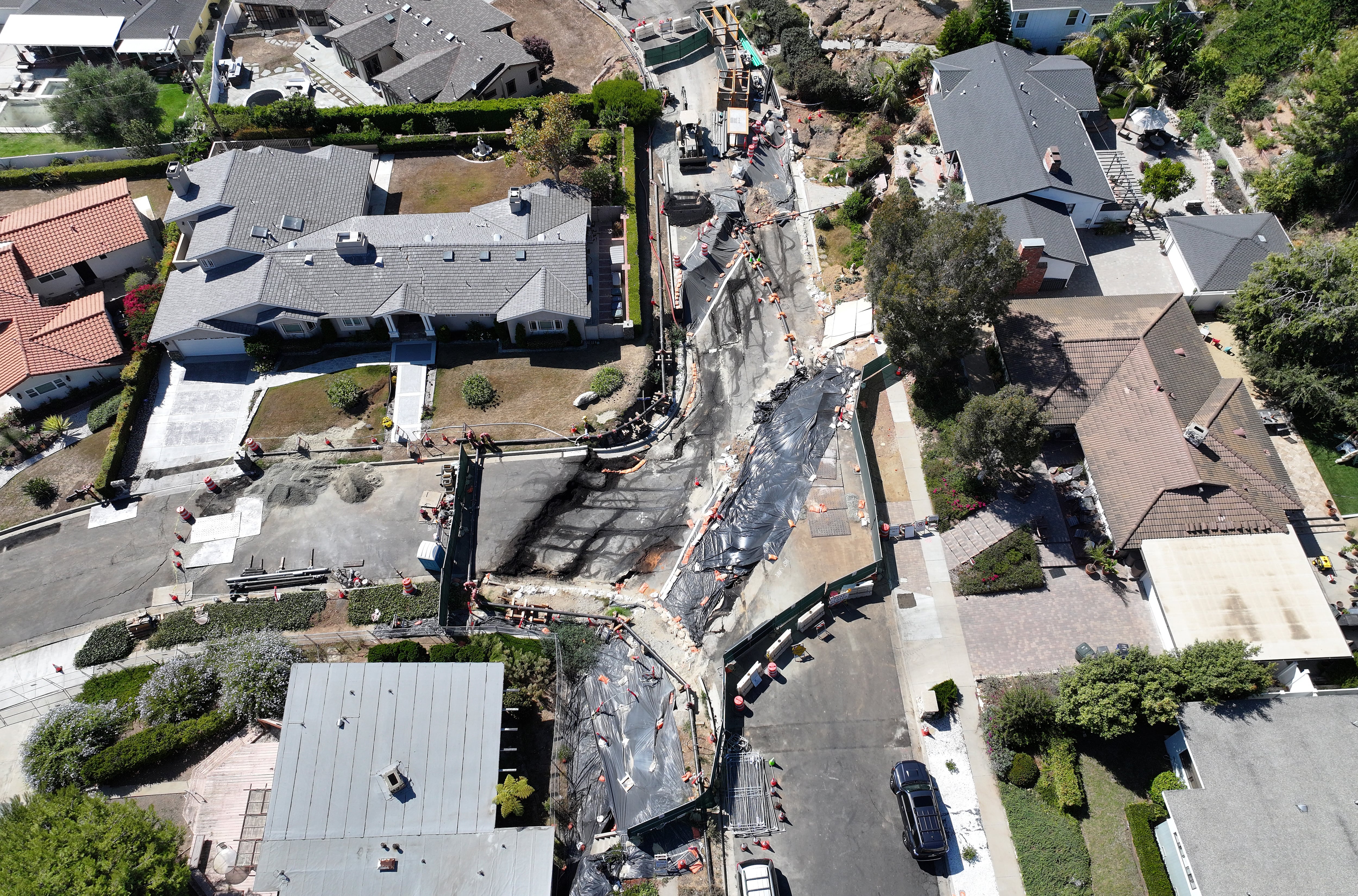 RANCHO PALOS VERDES, CALIFORNIA - 3 DE SEPTIEMBRE: Una vista aérea muestra los daños resultantes del movimiento de tierras en curso en el área que ha obligado a cortes de energía en los hogares y al gobernador de California, Gavin Newsom, a declarar un estado de emergencia el 3 de septiembre de 2024 en Rancho Palos Verdes. , California. Southern California Edison (SCE) cortó hoy el suministro eléctrico a más de 200 hogares en el área y aconsejó a algunos residentes que se prepararan para evacuar con poca antelación.