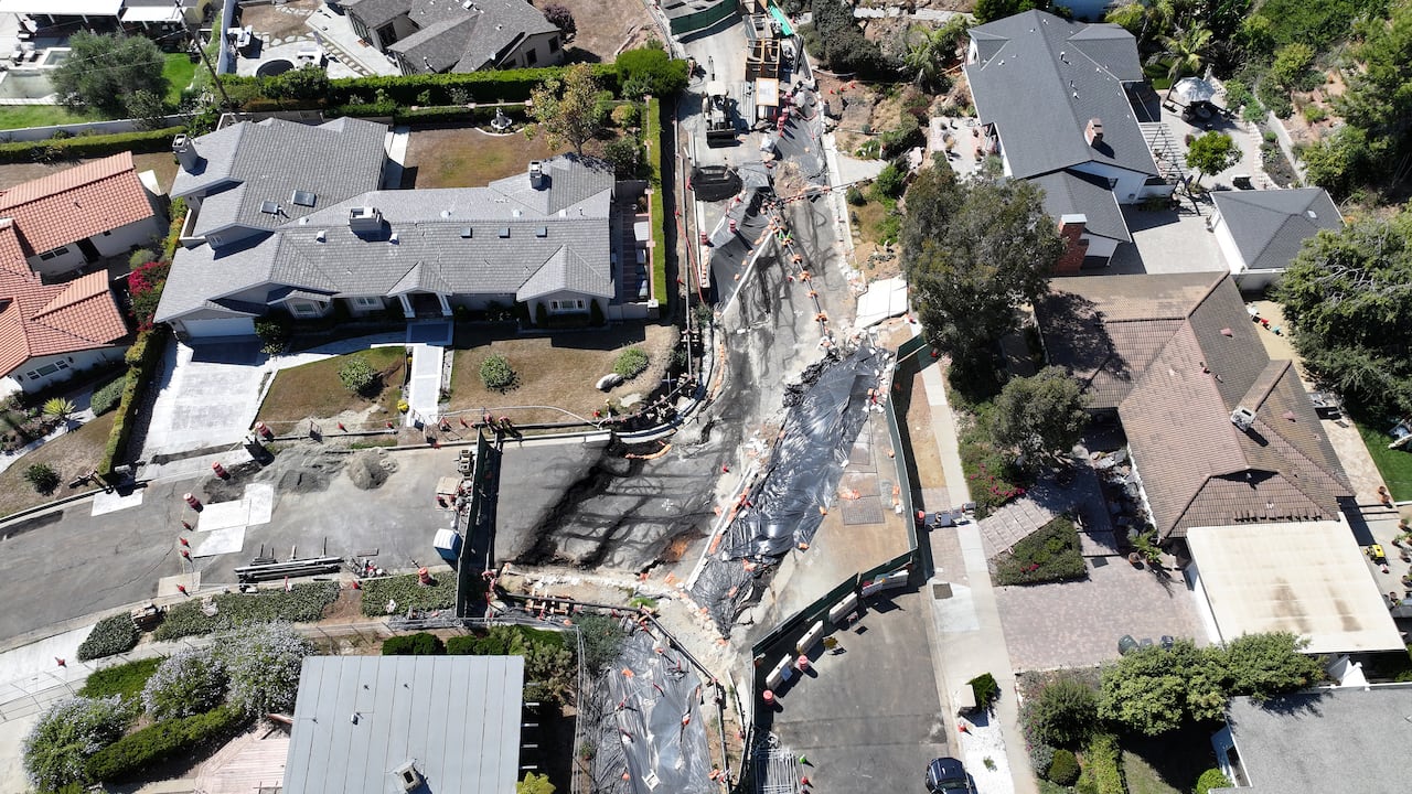 RANCHO PALOS VERDES, CALIFORNIA - 3 DE SEPTIEMBRE: Una vista aérea muestra los daños resultantes del movimiento de tierras en curso en el área que ha obligado a cortes de energía en los hogares y al gobernador de California, Gavin Newsom, a declarar un estado de emergencia el 3 de septiembre de 2024 en Rancho Palos Verdes. , California. Southern California Edison (SCE) cortó hoy el suministro eléctrico a más de 200 hogares en el área y aconsejó a algunos residentes que se prepararan para evacuar con poca antelación.