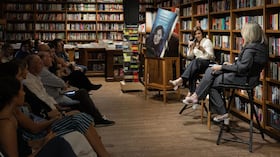 La otra gran transformación que atraviesa el libro es la llegada de la inteligencia artificial. Cáceres reconoce que existe preocupación frente al impacto de estas tecnologías en el empleo, pero propone cambiar la perspectiva y concentrarse en las oportunidades que pueden abrir.