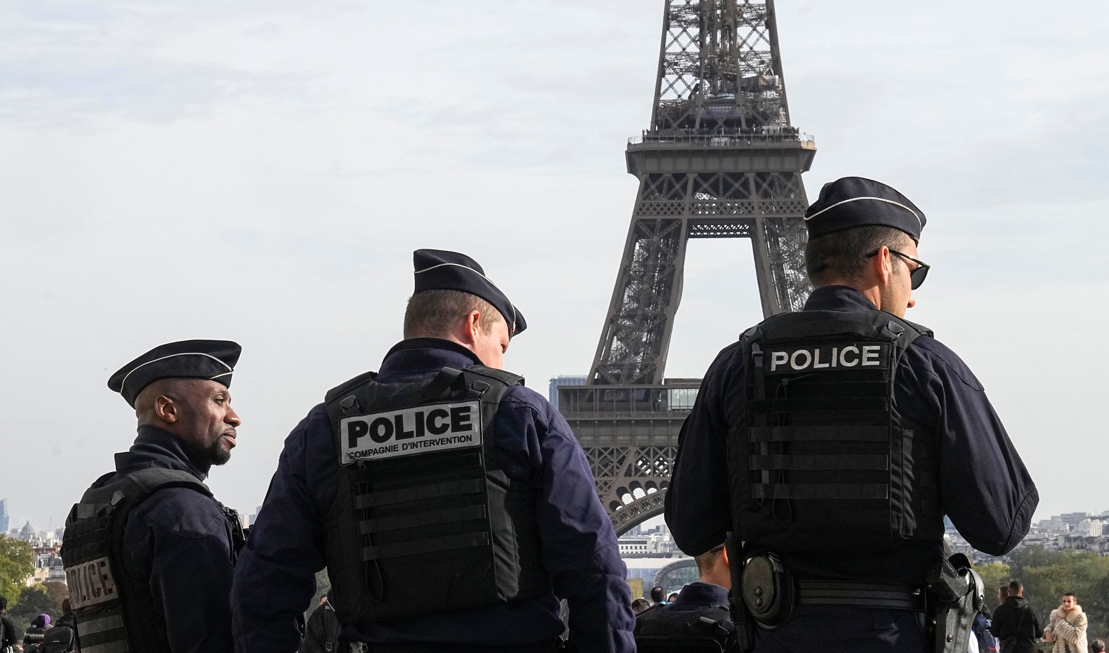 La policía cerca de la plaza Trocadero frente la Torre Eiffel. El viernes 31 de mayo del 2024, el Ministerio del Interior de Francia confirmó que evitaron un plan de ataque durante los Juegos Olímpicos. (AP Foto/Michel Euler)