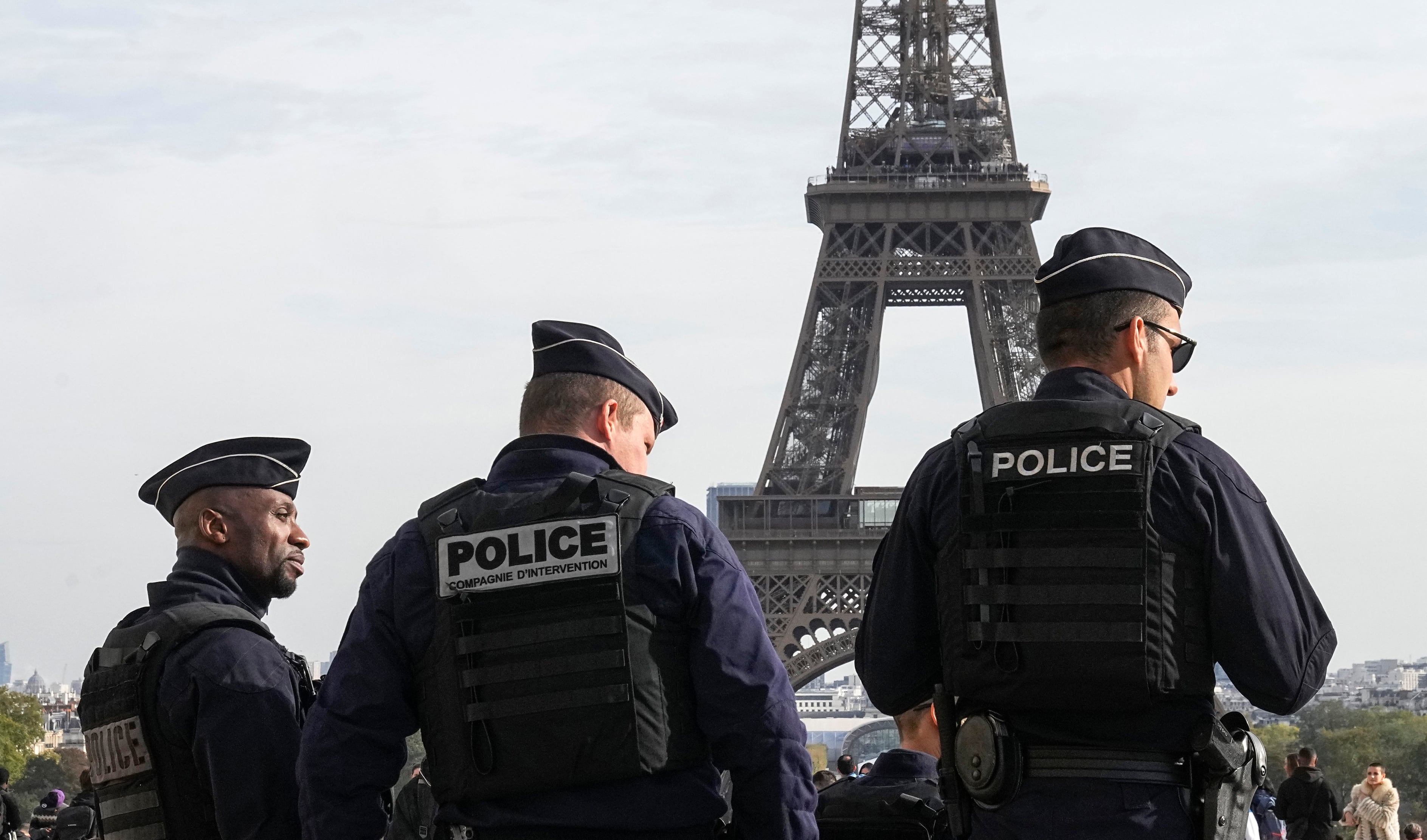 La policía cerca de la plaza Trocadero frente la Torre Eiffel. El viernes 31 de mayo del 2024, el Ministerio del Interior de Francia confirmó que evitaron un plan de ataque durante los Juegos Olímpicos. (AP Foto/Michel Euler)
