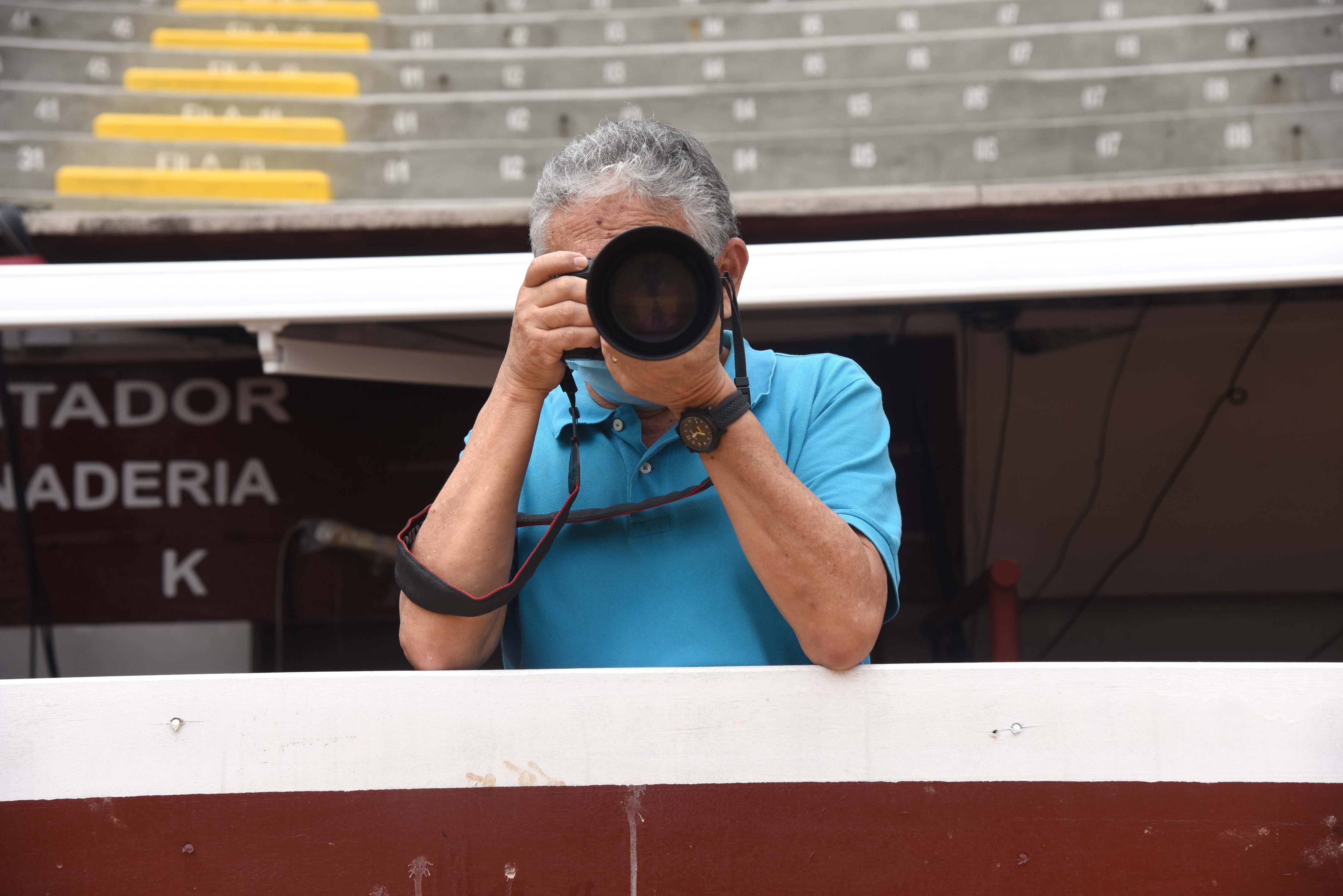 James Arias, reportero gráfico. Plaza de toros de Cañaveralejo, 29 de diciembre de 2021.