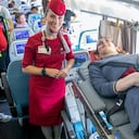 La mujer más alta del mundo viaja en avión por primera vez.