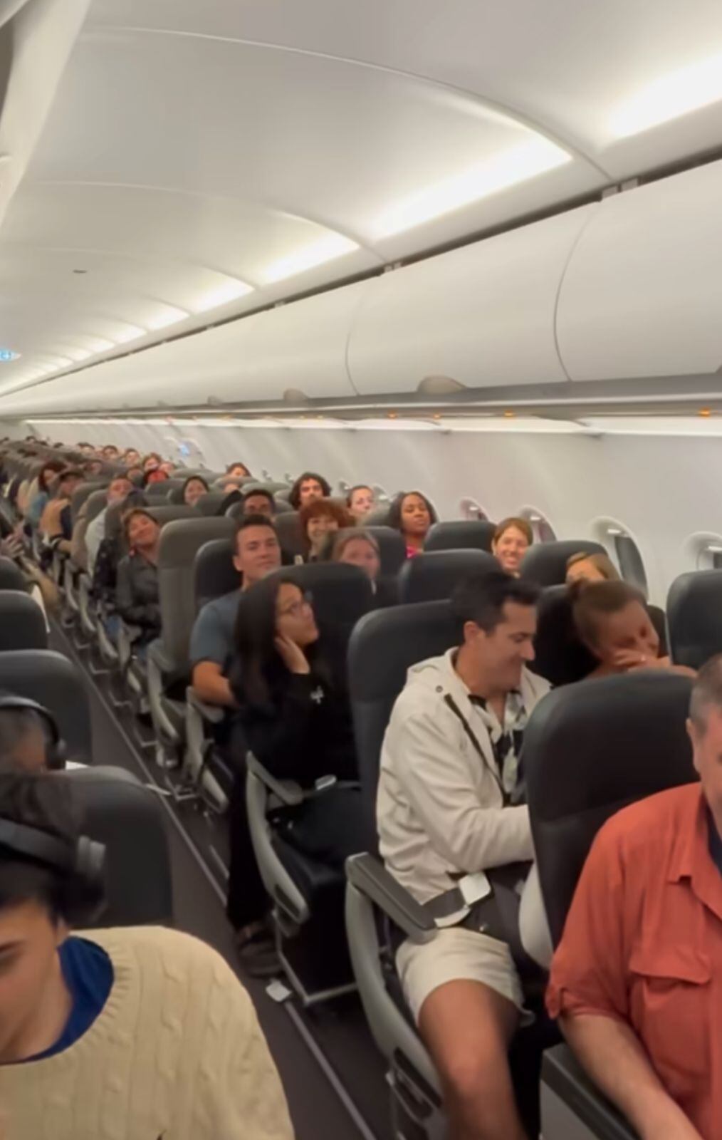 Los padres del capitán fueron aplaudidos por los pasajeros tras el discruso de su hijo