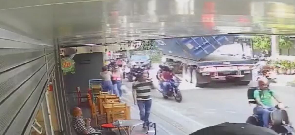 Fue un milagro: así se salvó motociclista de morir aplastado por un contenedor en una vía de Antioquia.