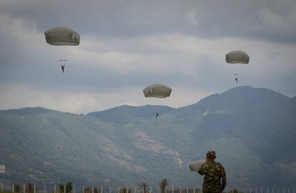 En los ejercicios llevados a cabo el 25 de enero, la práctica consistió en el lanzamiento de paracaidistas de ambos países y de una operación defensiva aérea.  Foto: Juancho Torres/ Anadolu. 