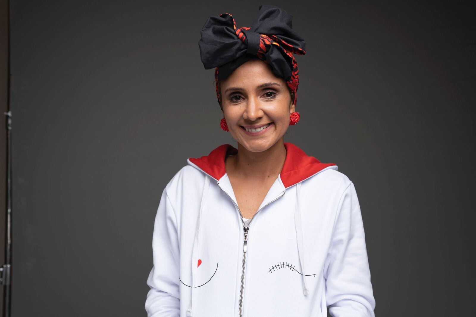 Isabella Reyes impulsa con su iniciativa "Plana, pero sana" brinda apoyo a mujer con cáncer de seno