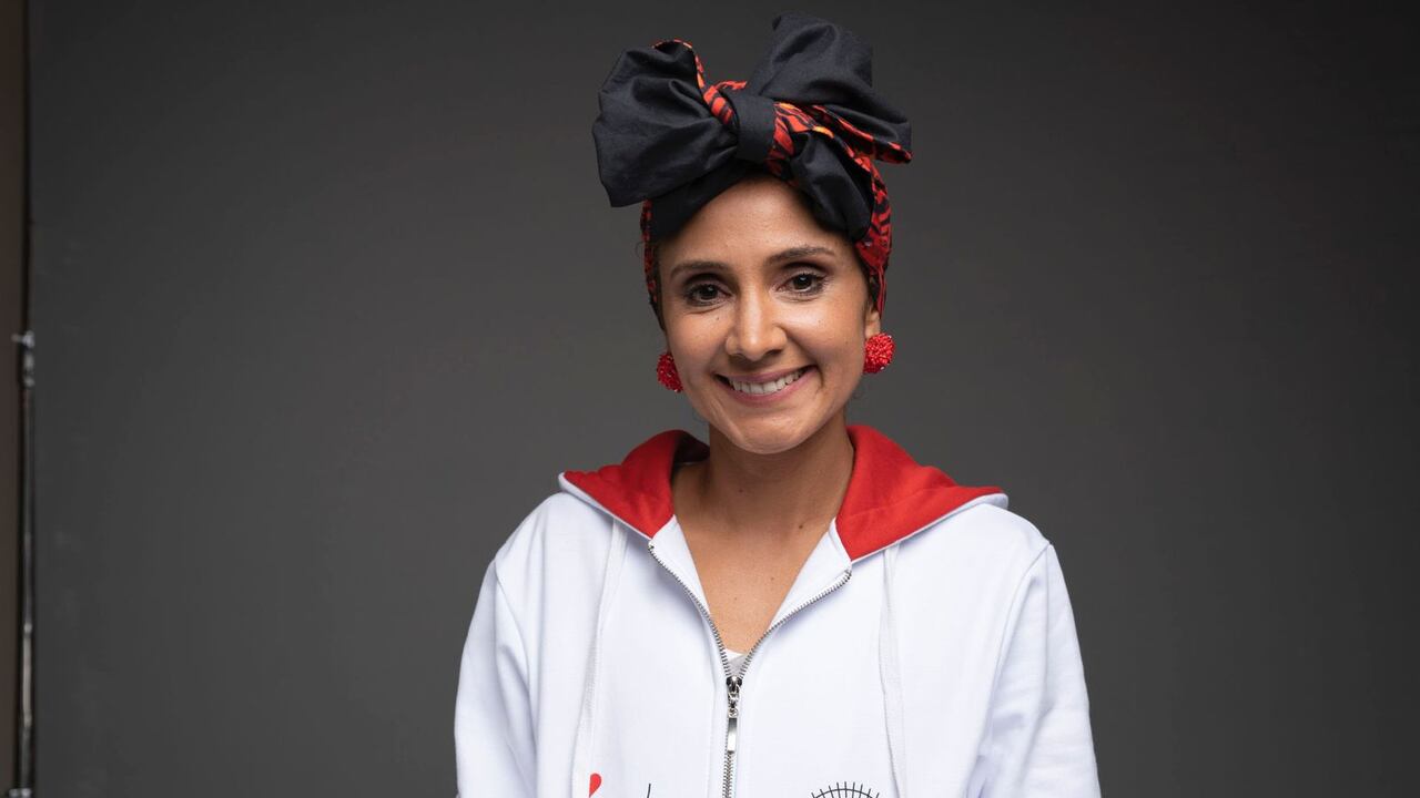 Isabella Reyes con su iniciativa 'Plana, pero sana' brinda apoyo a mujeres con cáncer de seno.