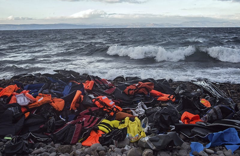 Chalecos salvavidas y restos de lanchas neumáticas supuestamente utilizados por refugiados para cruzar el mar Mediterráneo en Skala Sikaminias, isla de Lesbos, Grecia.