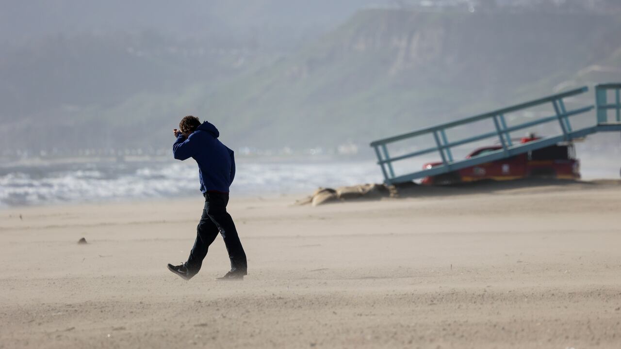 Estas alertas, que van desde la frontera con Washington hasta la frontera con México. (Juliana Yamada / Los Angeles Times via Getty Images)