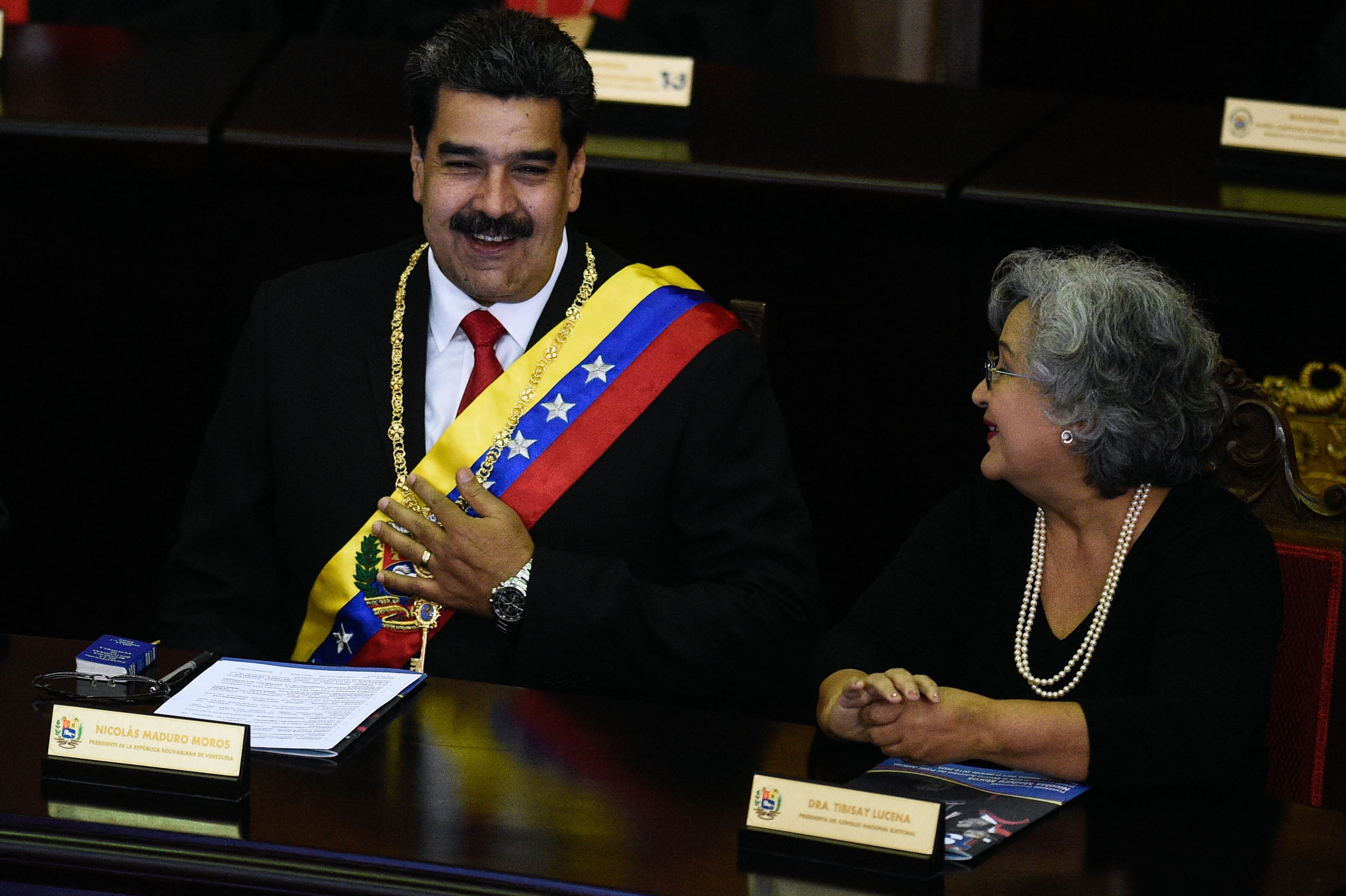 El presidente venezolano, Nicolás Maduro (izq.), y la presidenta del Consejo Nacional Electoral, Tibisay Lucena, asisten a la ceremonia de apertura del año judicial en el Tribunal Supremo de Justicia de Caracas, el 24 de enero de 2019.