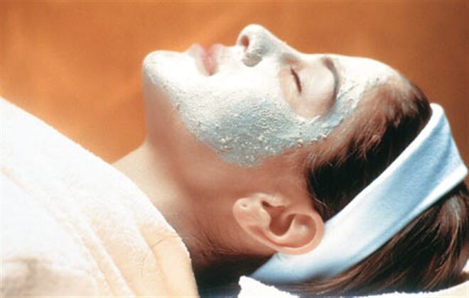 Ya sea para estar en casa trabajando o salir, las mujeres necesitan cuidar su piel, ya que es uno de los órganos que inicia su deterioro más rápidamente. 