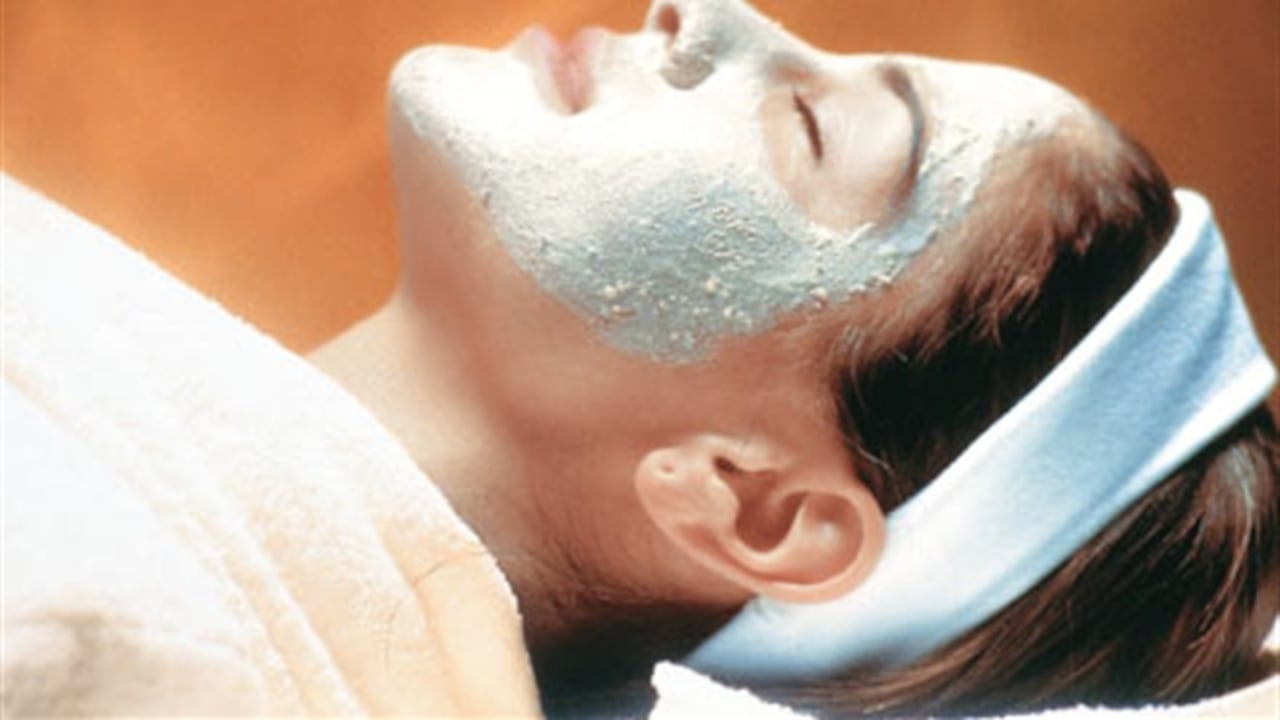 Las arrugas y las manchas en la piel son señales naturales del envejecimiento.