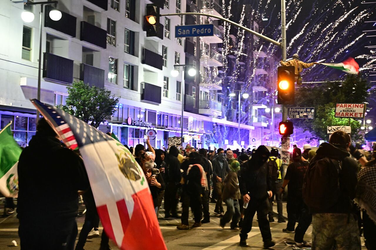 Fuegos artificiales en una calle durante una protesta en respuesta a las operaciones federales de inmigración en el barrio de Little Tokyo, en el centro de Los Ángeles.