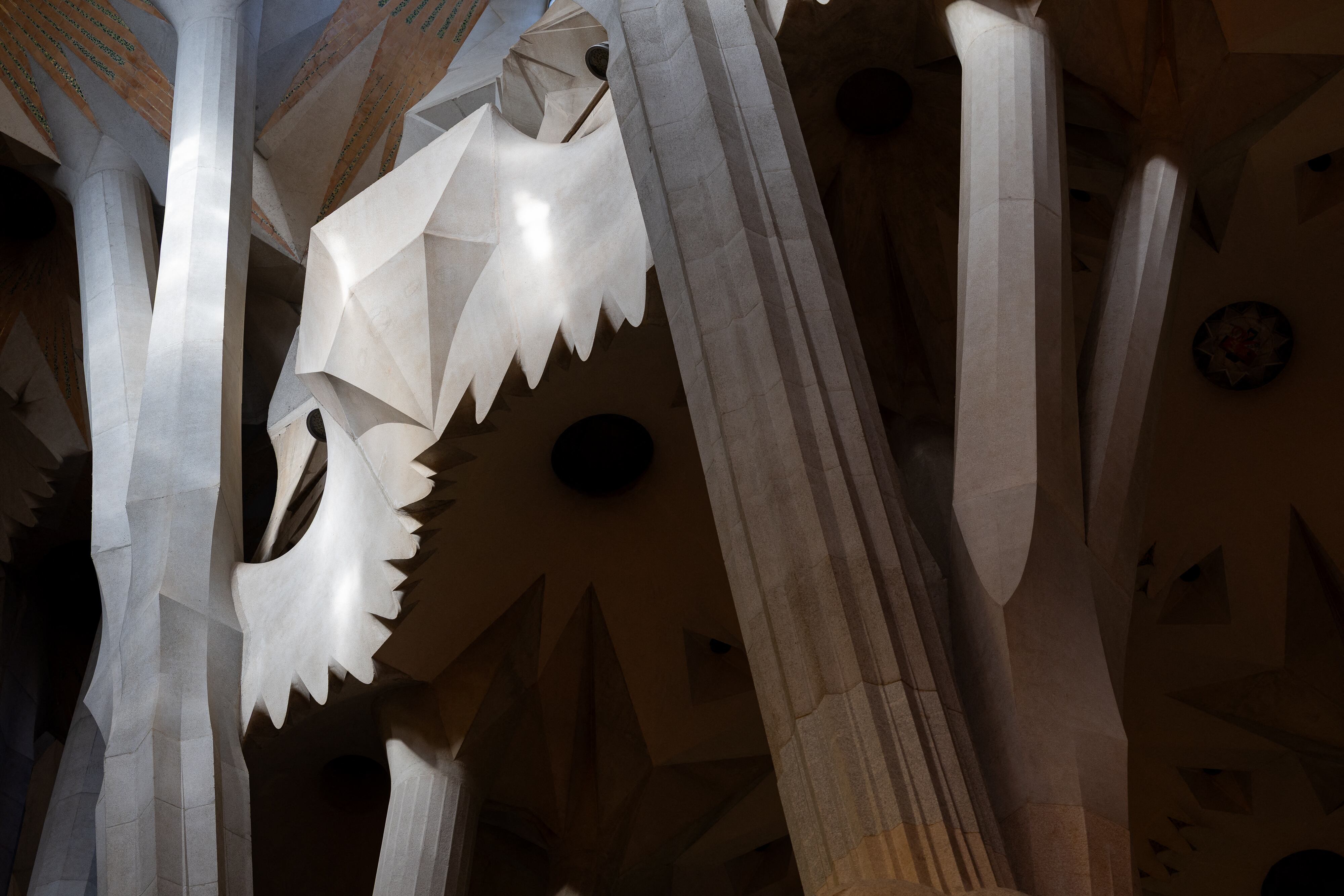 La Sagrada Familia de Barcelona, ​​eternamente inacabada, se ha convertido en la iglesia más alta del mundo, pero un conflicto con los residentes amenaza con impedir la fecha de finalización de este icónico monumento, diseñado hace más de 140 años. Foto de Josep LAGO / AFP