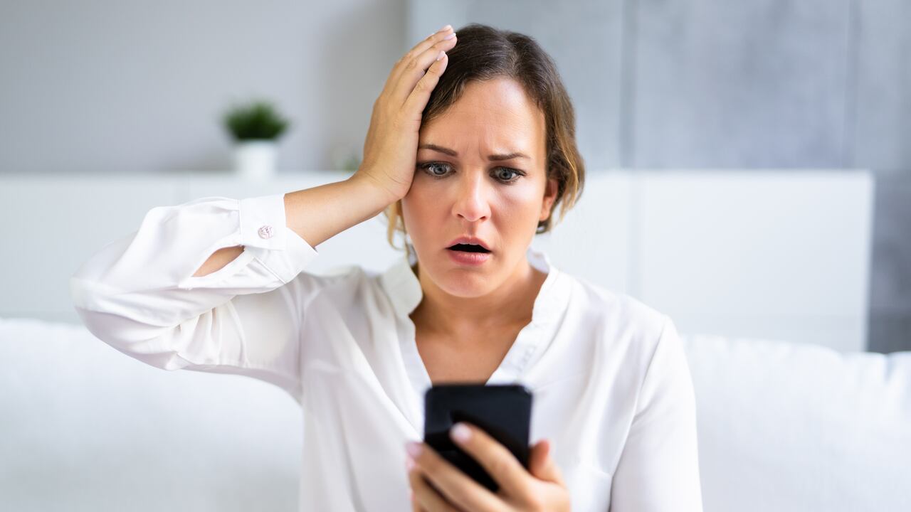 Muchas personas recurren a aplicaciones de citas y redes sociales para encontrar pareja, sin embargo, estas plataformas también se han convertido en un escenario propicio para que delincuentes aprovechen la confianza de los usuarios.