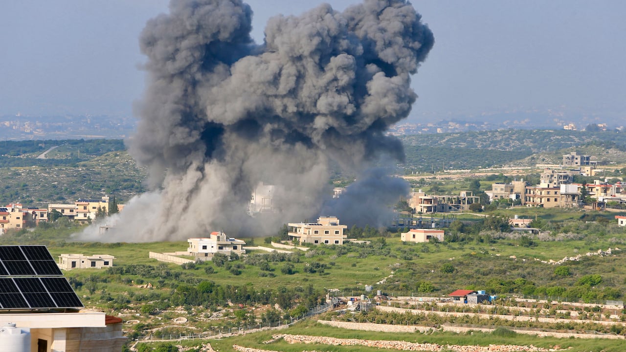 El humo sale del lugar de un ataque aéreo israelí en la aldea de Majdel Zoun, en el sur del Líbano, el 15 de abril de 2024, en medio de tensiones transfronterizas mientras continúan los combates entre Israel y los militantes palestinos de Hamás en la Franja de Gaza.