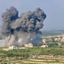 El humo sale del lugar de un ataque aéreo israelí en la aldea de Majdel Zoun, en el sur del Líbano, el 15 de abril de 2024, en medio de tensiones transfronterizas mientras continúan los combates entre Israel y los militantes palestinos de Hamás en la Franja de Gaza.