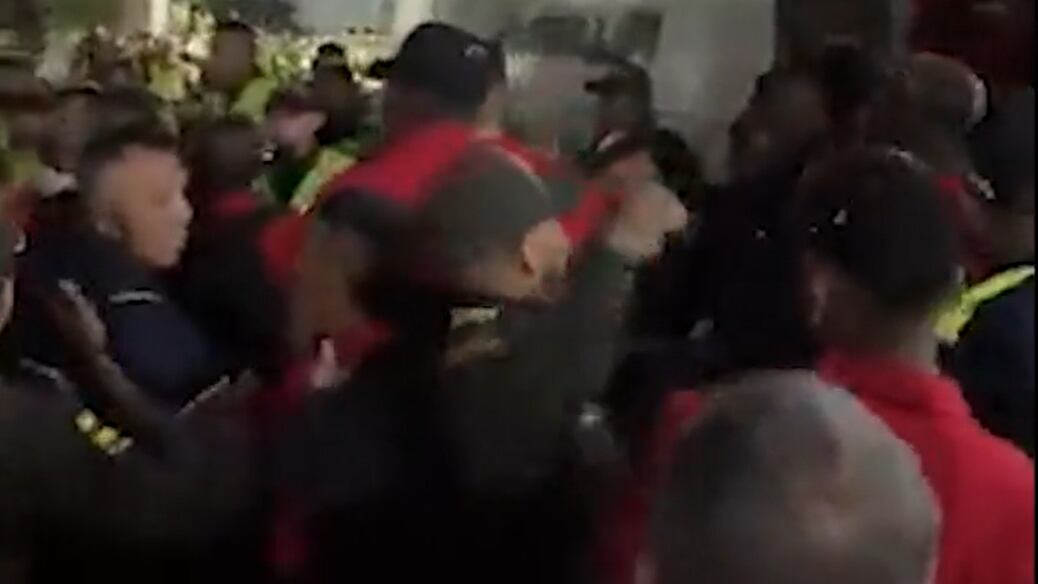 Un miembro de la fuerza pública golpeó por la espalda a un jugador de América