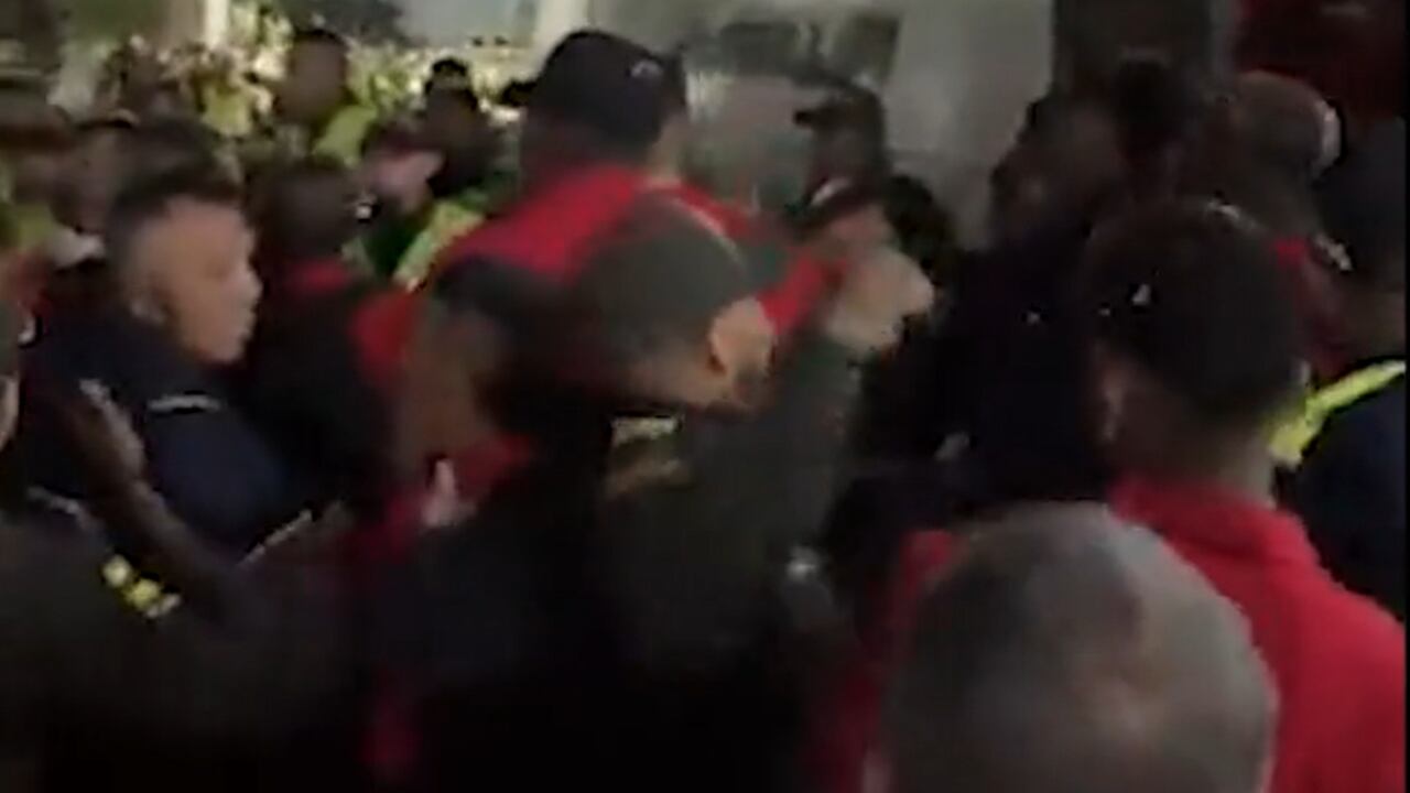 Un miembro de la fuerza pública golpeó por la espalda a un jugador de América