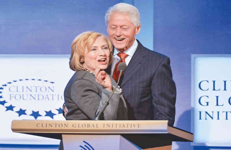 2 La Fundación Clinton. Cuando terminó su Presidencia, Bill Clinton decidió usar su experiencia y sus contactos para crear una fundación filantrópica para atraer millones de dólares en donativos. Sin embargo, sus detractores han dicho que muchos de los donantes en realidad buscaban entrar a los círculos de poder de Washington, entre ellos gobiernos e instituciones extranjeras que no respetan los derechos humanos. Pese a que la prensa ha revisado minuciosamente sus cuentas, nadie ha probado que los Clinton usaron el dinero captado con ese fin. 