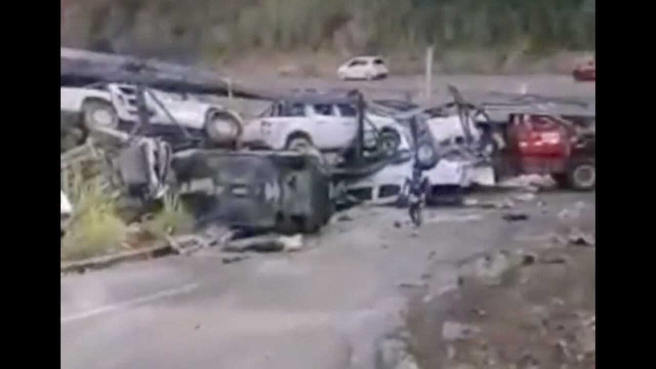 Según las primeras versiones que manejan las autoridades, el camión habría sufrido fallas mecánicas en sus frenos, por lo que perdió el control, invadió el otro carril y arrolló a los dos autos.