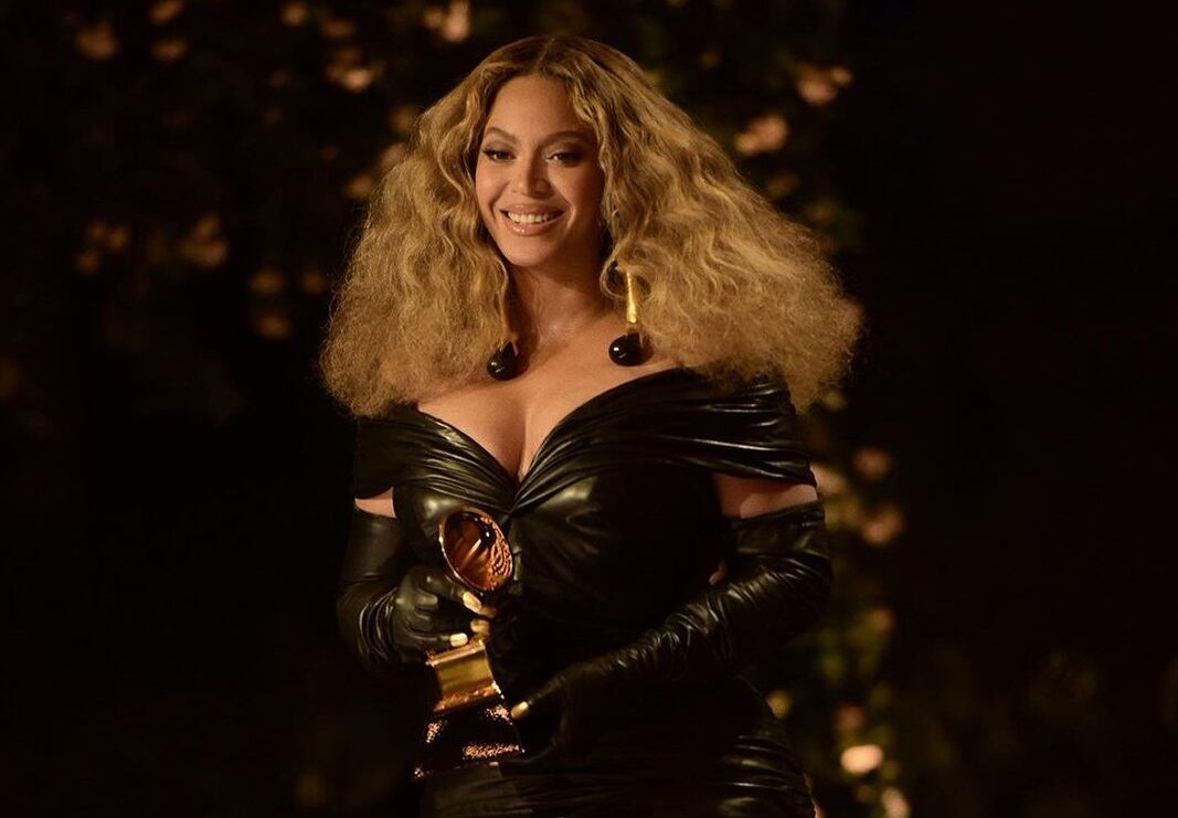 El gramófono por la Mejor Interpretación de Rhythm and Blues, con su canción ‘Black Parade’, se convirtió en el Grammy número 28 de su carrera.